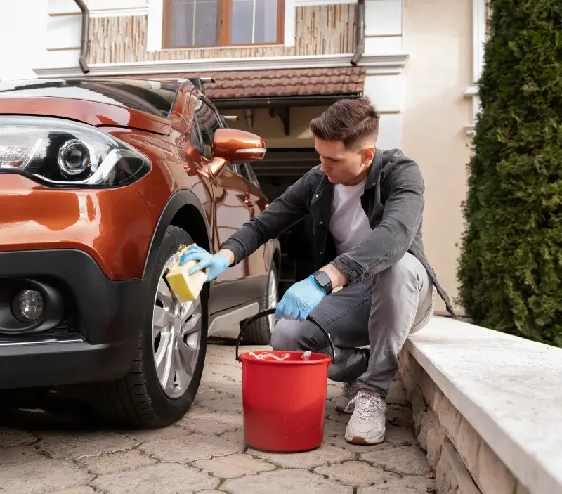Lavage auto à domicile Bray-et-Lû : professionnel intervenant sur un véhicule